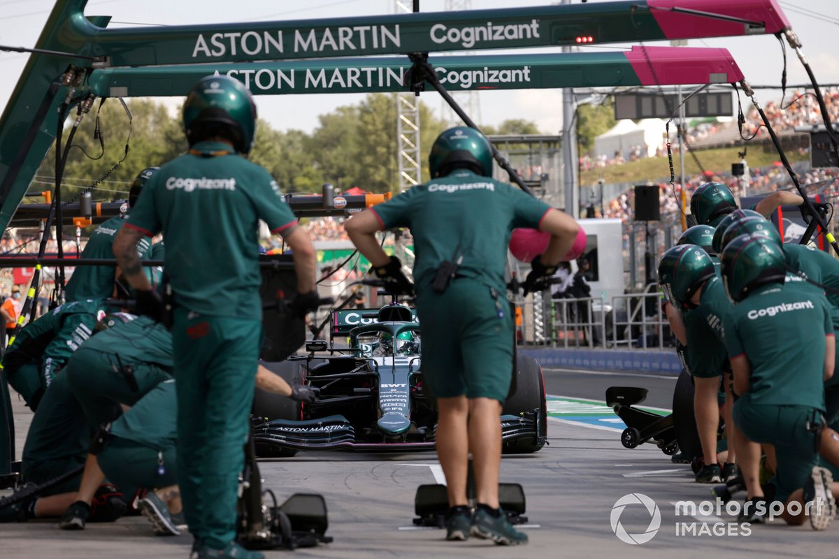 Lance Stroll, Aston Martin AMR21, ai box durante le prove