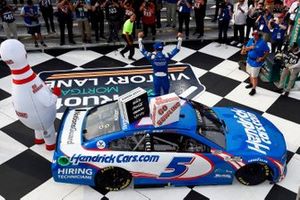 Race winner Kyle Larson, Hendrick Motorsports, Chevrolet Camaro HendrickCars.com