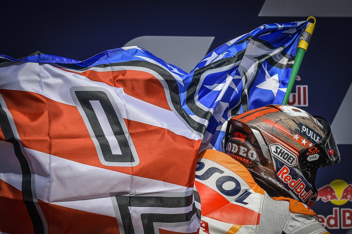 Detalle del casco y bandera del ganador Marc Márquez, Repsol Honda Team