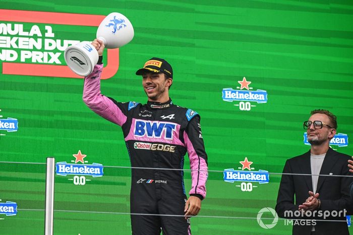 Pierre Gasly, Alpine F1 Team, 3ª posición, levanta su trofeo