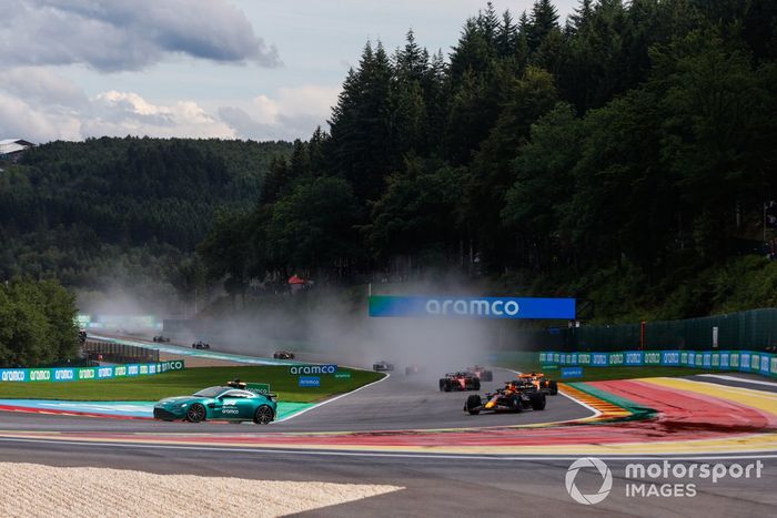 El Coche de Seguridad Max Verstappen, Red Bull Racing RB19, Oscar Piastri, McLaren MCL60, Carlos Sainz, Ferrari SF-23