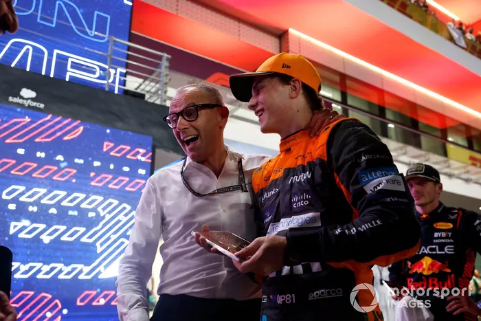 Stefano Domenicali, CEO, Fórmula 1, con Oscar Piastri, McLaren, 1ª posición, tras la carrera Sprint.