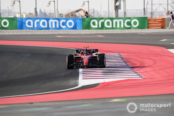 Carlos Sainz, Ferrari SF-23, pasa por encima del bordillo de la curva 12-13 que fue alterado debido a la separación de neumáticos.
