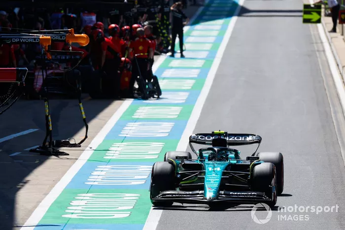 Fernando Alonso, Aston Martin AMR23, en boxes