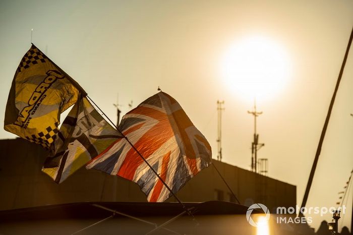 Banderas en el paddock