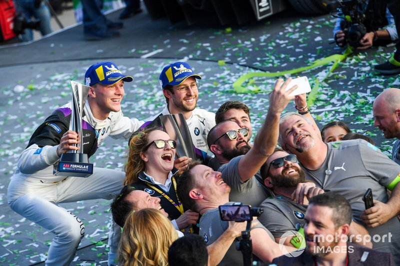 Alexander Sims, BMW I Andretti Motorsports, 1° classificato, e Maximilian Gunther, BMW I Andretti Motorsports, BMW iFE.20, 2° classificato, posano per una foto con il team