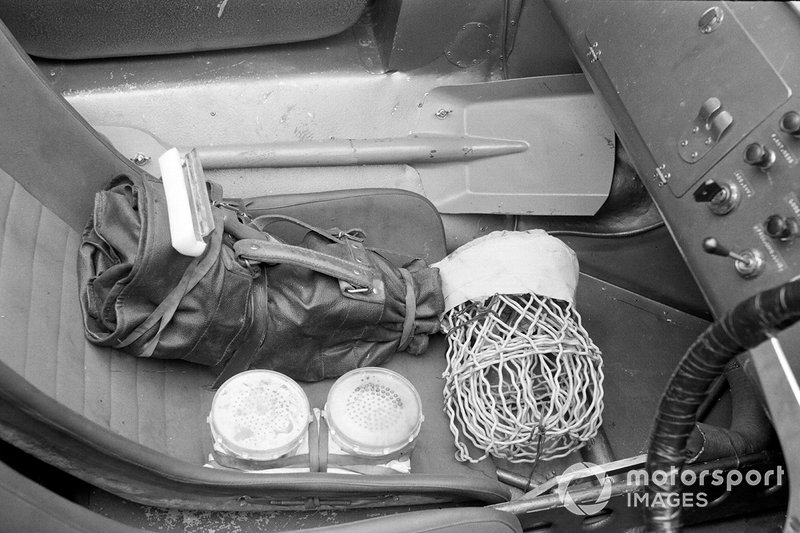 1964 год. Набор инструментов и запчастей в кокпите автомобиля Cobra, на котором выступали Боб Бондурант и Дэн Герни. К счастью, инструменты не понадобились: экипаж стал лучшим в категории GT, уступив только прототипам Ferrari. Что подсластило Ford пилюлю после сходов всех GT40