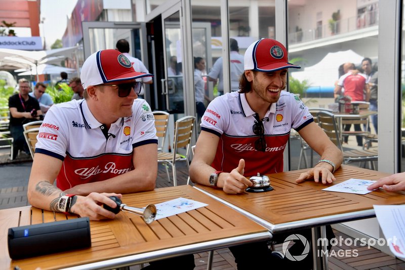 Гонщики Alfa Romeo Racing Кими Райкконен и Антонио Джовинацци