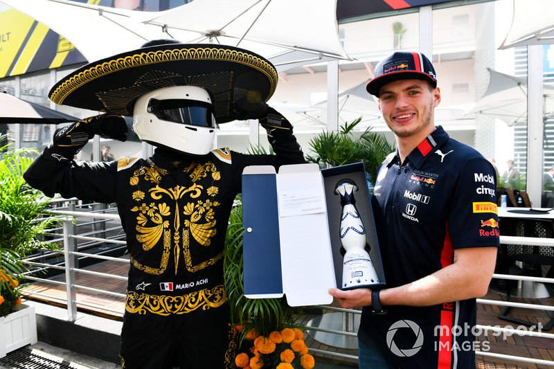 Mario Achi, Promoter del GP del Messico, porge a Max Verstappen, Red Bull Racing una bottiglia di Tequila