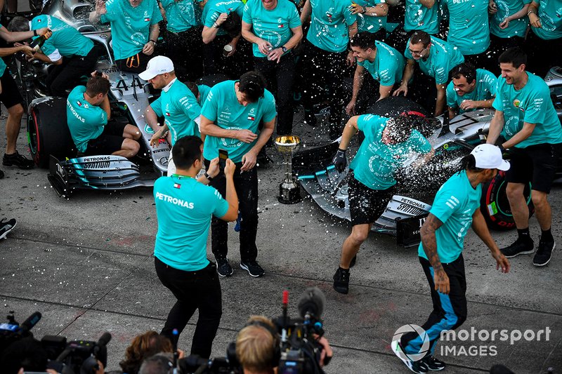 El equipo Mercedes celebra su sexto Mundial de constructores consecutivo