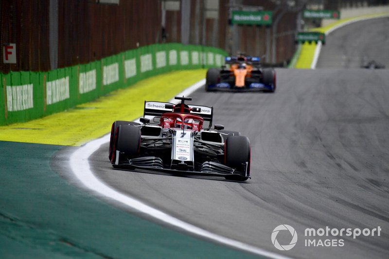 Kimi Raikkonen, Alfa Romeo Racing C38, Carlos Sainz Jr., McLaren MCL34