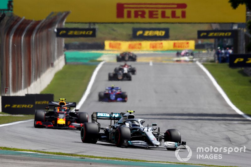 Valtteri Bottas, Mercedes AMG W10, Alexander Albon, Red Bull RB15