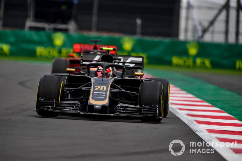 Kevin Magnussen, Haas F1 Team VF-19, leads Sebastian Vettel, Ferrari SF90