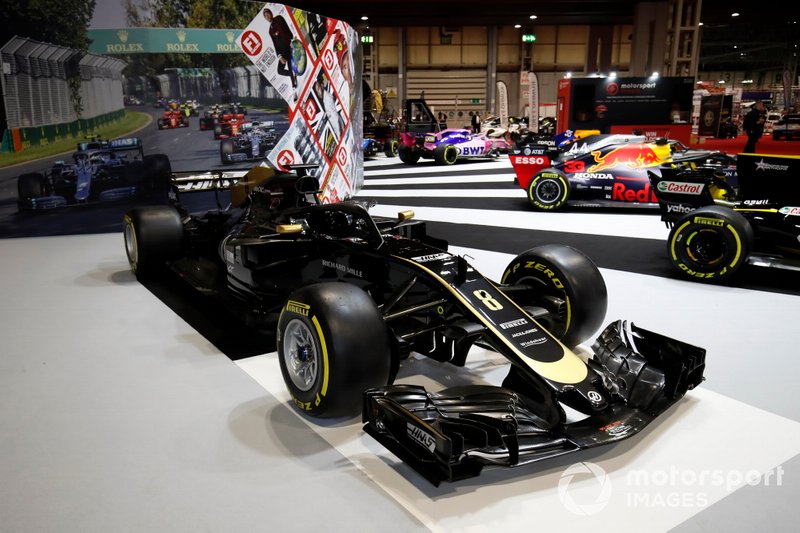 A Haas VF-19 on the F1 Racing stand