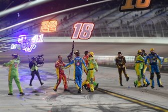 Team celebrate the race winner and Champion Kyle Busch, Joe Gibbs Racing, Toyota Camry M&M'