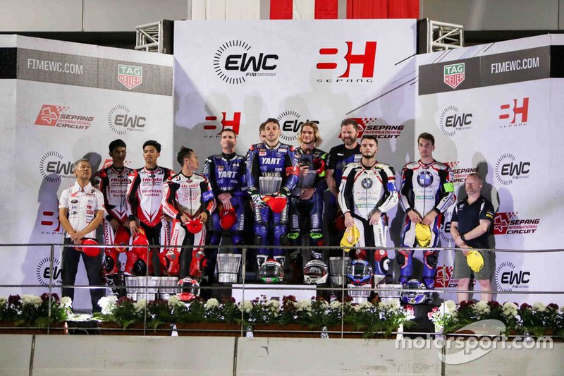 Festeggiamenti sul podio alla gara della 8 Ore di Sepang