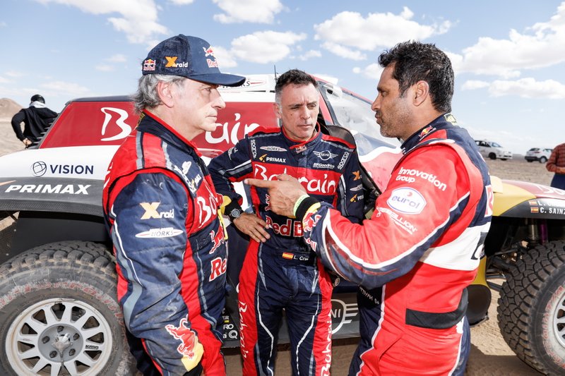 #305 JCW X-Raid Team: Carlos Sainz, Lucas Cruz, #300 Toyota Gazoo Racing: Nasser Al-Attiyah