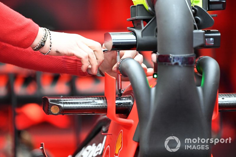 Un ingegnere ripara la Ferrari SF1000 di Sebastian Vettel