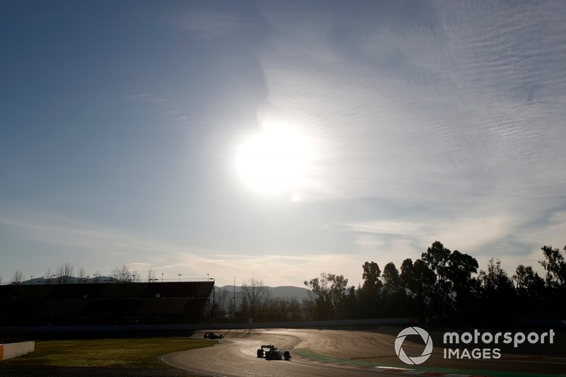 Lewis Hamilton, Mercedes F1 W11 precede Sebastian Vettel, Ferrari SF1000
