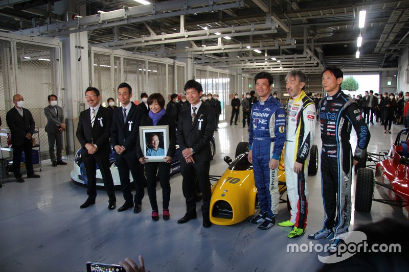 “卒業生”の3人と新経営陣の4人。写真左から田中耕太郎取締役、川北弘毅取締役製造部部長、神谷雅子取締役専務、神谷弦新社長。そして田中実、服部尚貴、阪口良平の3選手