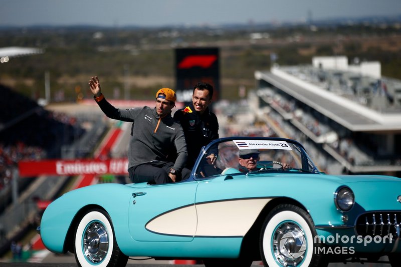 Carlos Sainz Jr, McLaren, y Alex Albon, Red Bull Racing, en el desfile de pilotos