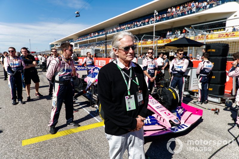 Michael Douglas delante del Lance Stroll Racing Point RP19 en la parrilla