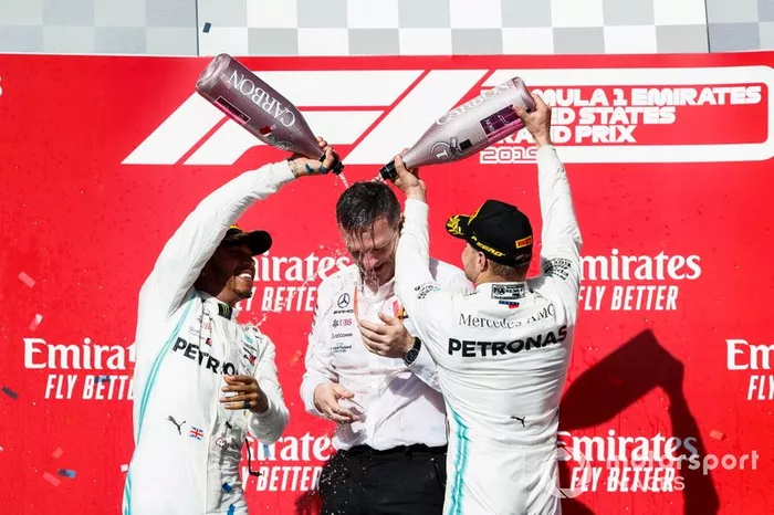 Campeón del Mundo Lewis Hamilton, Mercedes AMG F1, el ganador de la carrera Valtteri Bottas, Mercedes AMG F1 y James Allison, Director Técnico, Mercedes AMG celebran en el podio