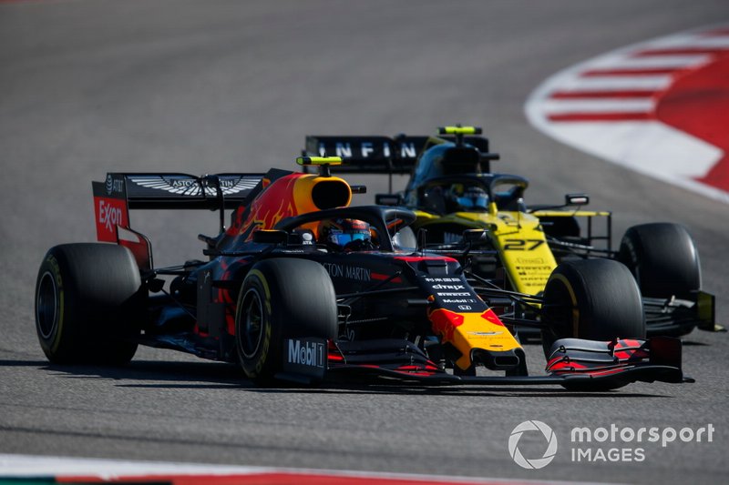 Alex Albon, Red Bull Racing RB15, al frente de Nico Hulkenberg, Renault F1 Team R.S. 19