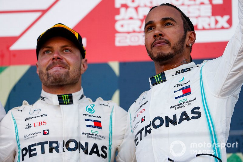 Podio: ganador Valtteri Bottas, Mercedes AMG F1 y tercero Lewis Hamilton, Mercedes AMG F1