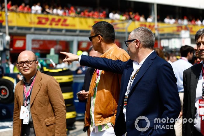 Stefano Domenicali, Director General de Formula One Group, con invitados en la parrilla, entre ellos el Primer Ministro de Tailandia, Srettha Thavisin.