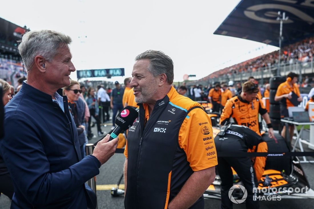 Zak Brown, CEO de McLaren Racing, es entrevistado por David Coulthard en la parrilla de salida 