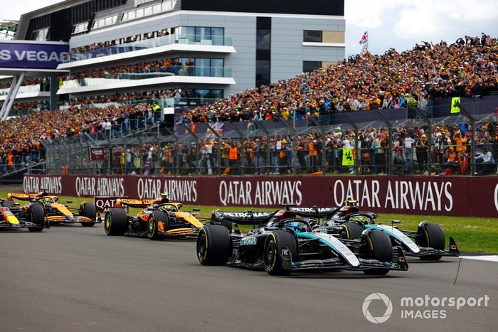 George Russell, Mercedes F1 W15, Lewis Hamilton, Mercedes F1 W15, Max Verstappen, Red Bull Racing RB20, Lando Norris, McLaren MCL38, el resto de la parrilla en la salida.
