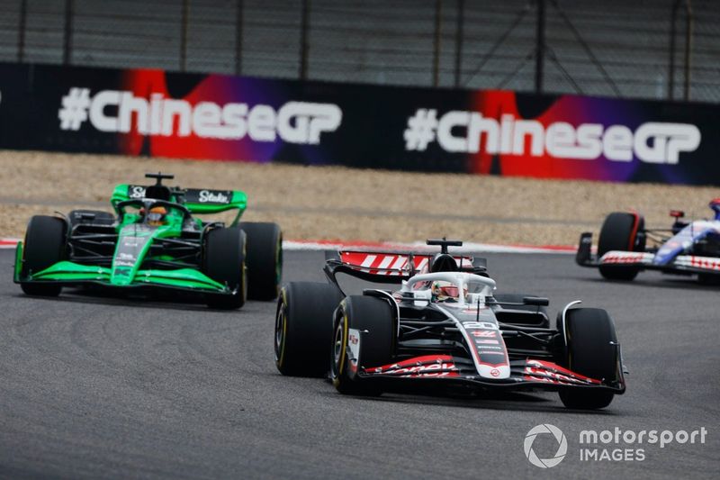 Kevin Magnussen, Haas VF-24, Valtteri Bottas, Kick Sauber C44