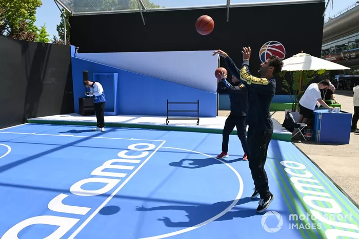 Daniel Ricciardo, Visa Cash App RB F1 Team joue au basket dans le paddock