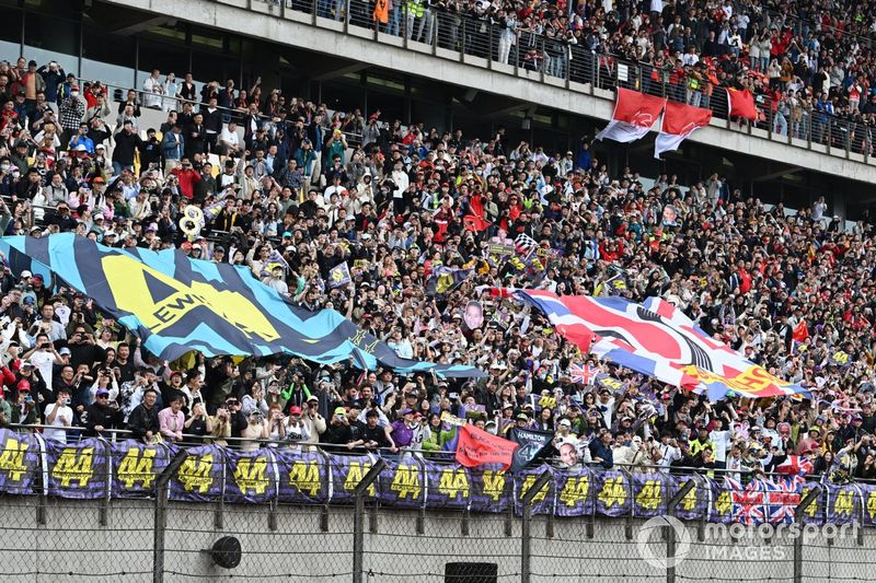 Il sostegno della folla per Lewis Hamilton, Mercedes-AMG F1 Team