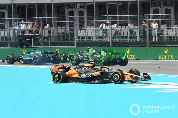 Lando Norris, McLaren MCL38, sale del Sprint en la primera vuelta