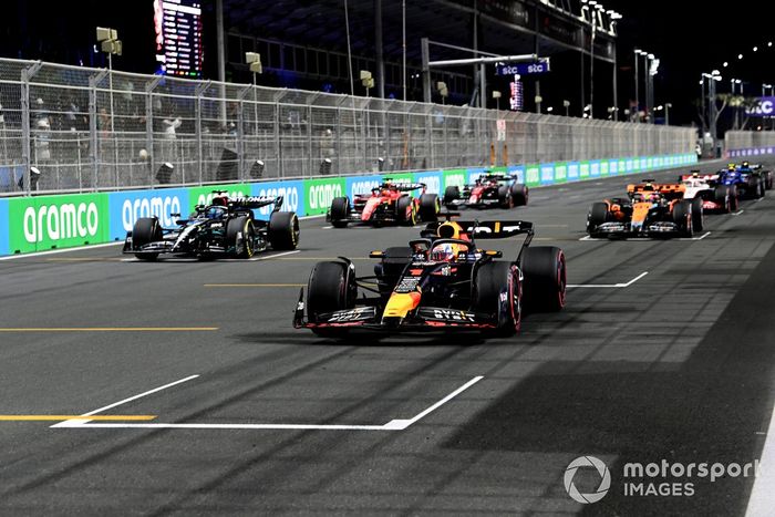 Max Verstappen, Red Bull Racing RB19, George Russell, Mercedes F1 W14, Charles Leclerc, Ferrari SF-23, Oscar Piastri, McLaren MCL60, otros practican sus procedimientos de salida al final de la FP2.