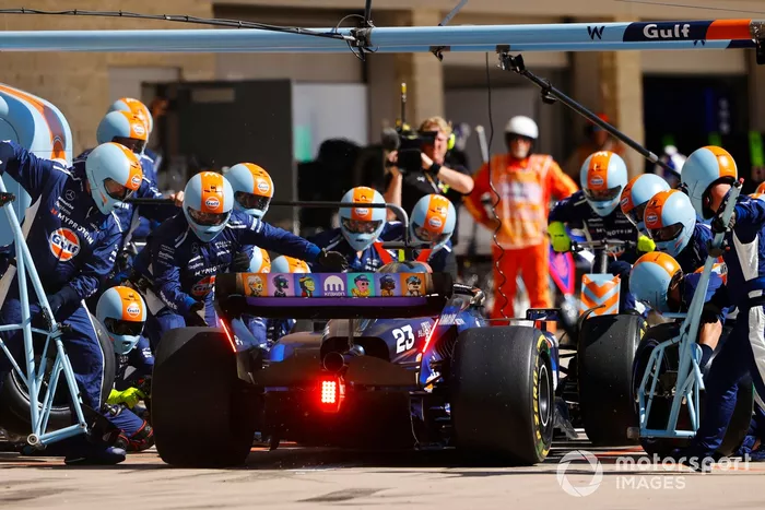 Alex Albon, Williams FW46, hace una parada en boxes
