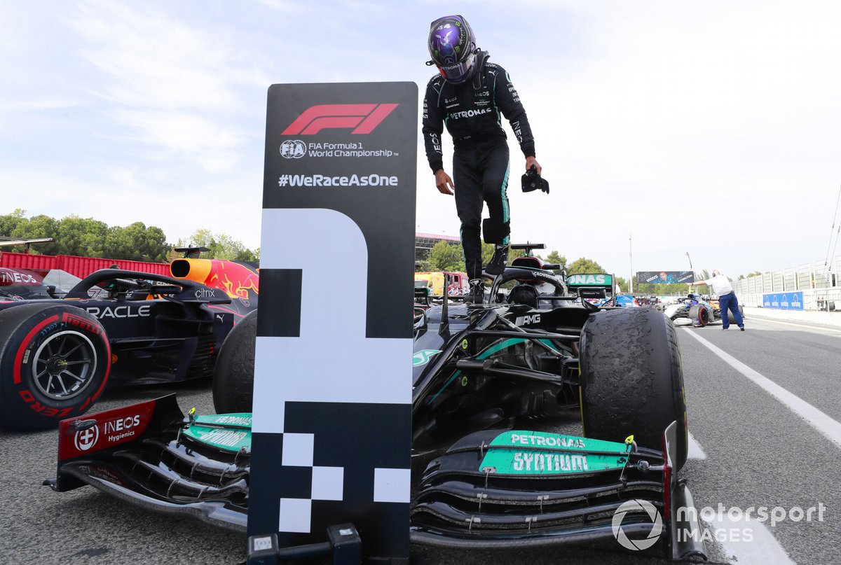 Ganador Lewis Hamilton, Mercedes, en Parc Ferme