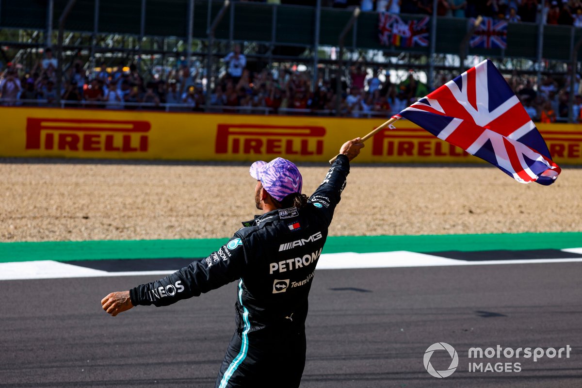 Lewis Hamilton, Mercedes, primo classificato, festeggia con la bandiera della Gran Bretagna