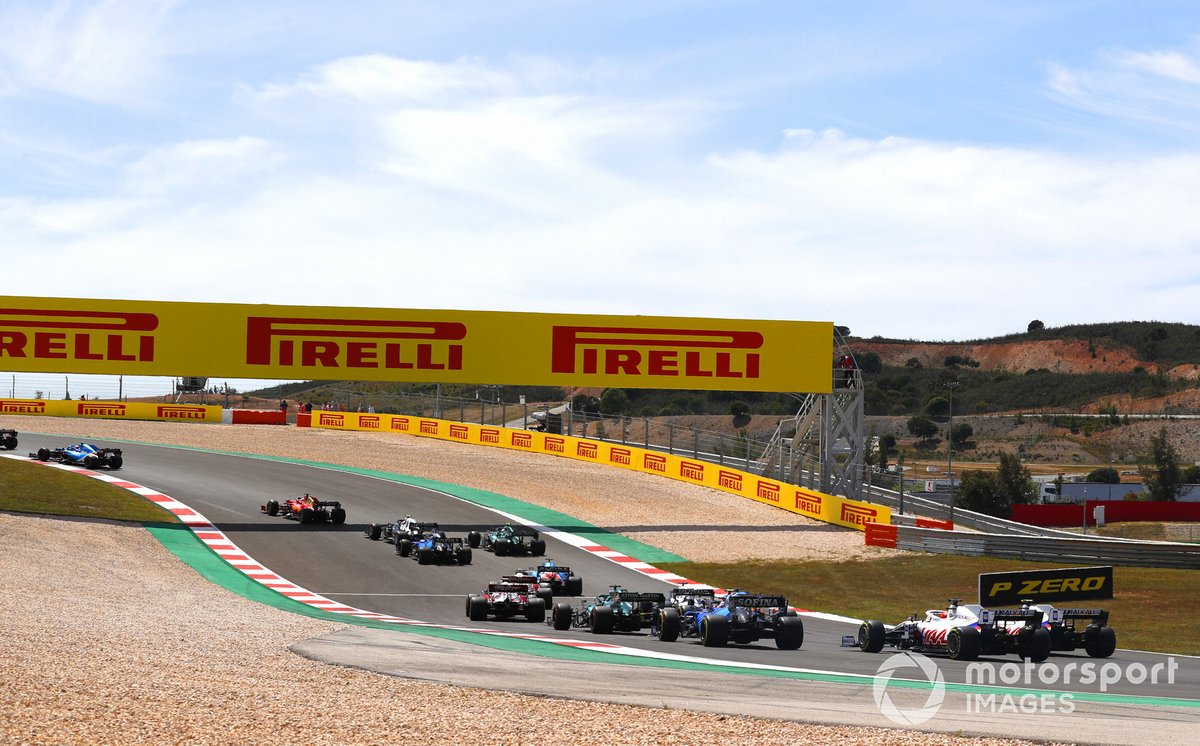 Mick Schumacher, Haas VF-21, e Nikita Mazepin, Haas VF-21, seguono il gruppo