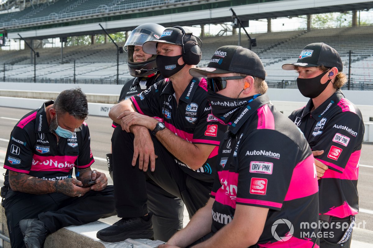 Helio Castroneves, el equipo de Meyer Shank Racing Honda mira el monitor de cronometraje