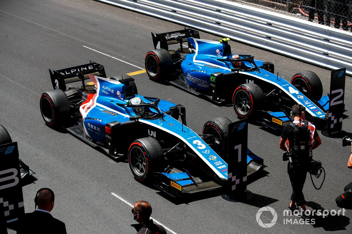 El ganador en Mónaco, Guanyu Zhou, Uni-Virtuosi Racing y Felipe Drugovich, Uni-Virtuosi, celebran en parc fermé