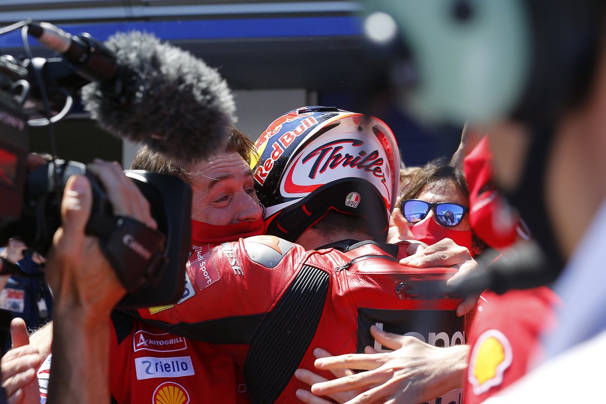 Ganador de la carrera Jack Miller, Ducati Team celebra con el equipo