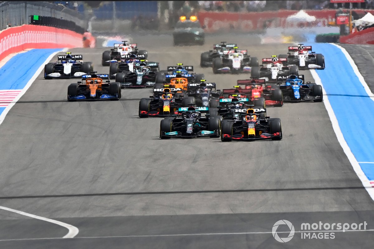 Max Verstappen, Red Bull Racing RB16B, Lewis Hamilton, Mercedes W12, Valtteri Bottas, Mercedes W12, Sergio Perez, Red Bull Racing RB16B,Carlos Sainz Jr., Ferrari SF21 , and the rest of the field at the start