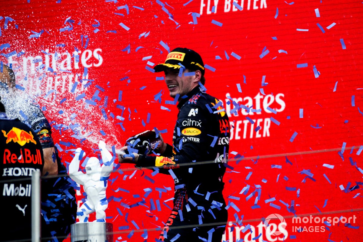 Max Verstappen, Red Bull Racing, 1° classificato, sul podio