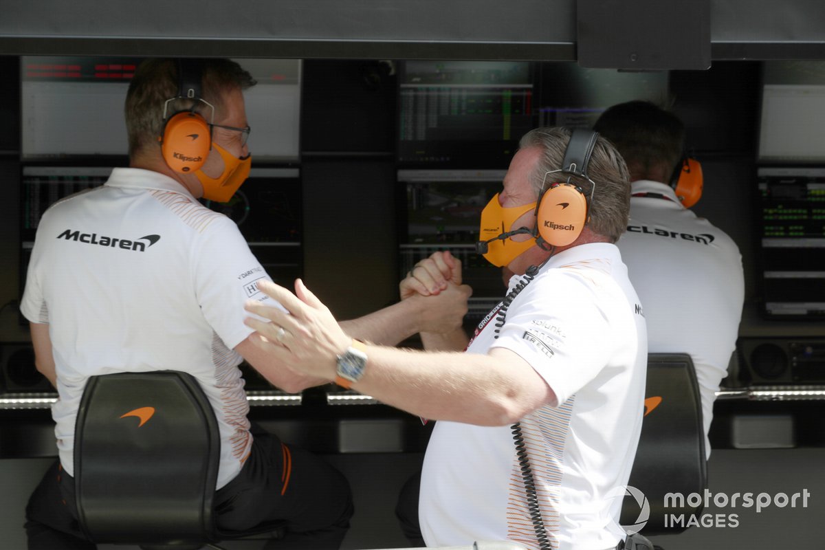Zak Brown, director general de McLaren Racing, celebra con sus compañeros de equipo tras la clasificación