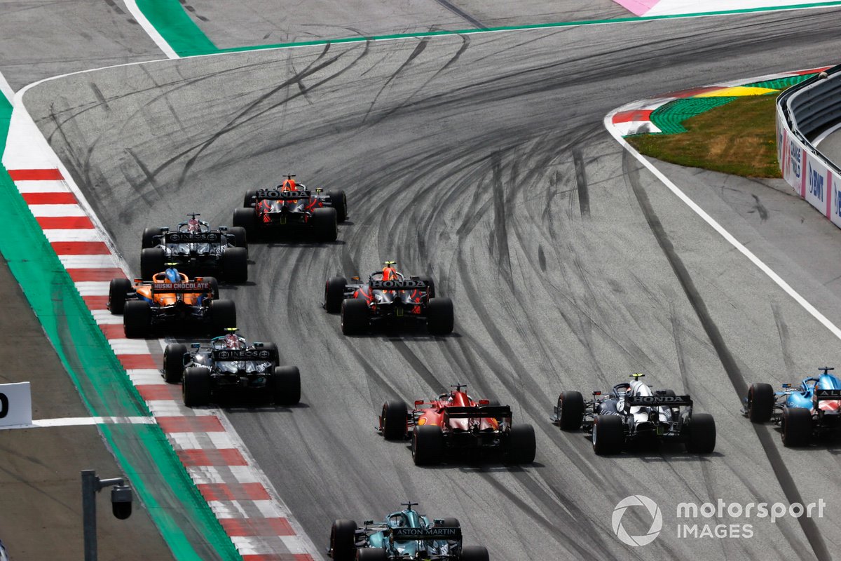 Arrancada Max Verstappen, Red Bull Racing RB16B, Lewis Hamilton, Mercedes W12, Lando Norris, McLaren MCL35M, Sergio Pérez, Red Bull Racing RB16B, Valtteri Bottas, Mercedes W12 y el resto del pelotón