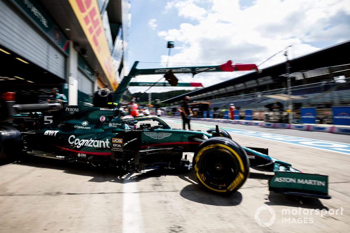 Sebastian Vettel, Aston Martin AMR21, esce dal garage