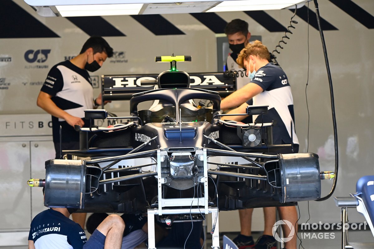 Mechanics build the car of Pierre Gasly, AlphaTauri AT02